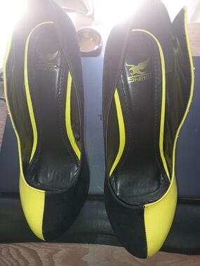 Sheikh Black and Yellow Two-Tone Pointed Toe Pumps